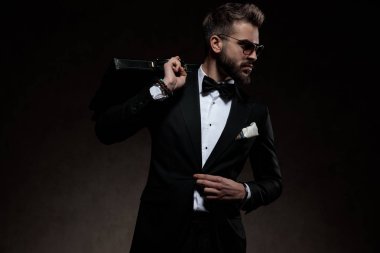 Genç ve zarif damat paltosunu ayarlıyor.