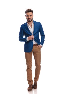 model adam cebinde el ile onun lounge ceket ilik