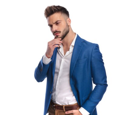 cebinde el ile ayakta iken serin adam düşünme