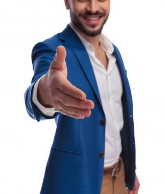 takım elbiseli tıraşsız adam elini el sıkışmaya davet