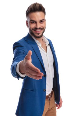 takım elbiseli model adam elini el sıkışmaya davet