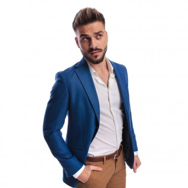 takım elbiseli meraklı adam cebinde el ile arıyor
