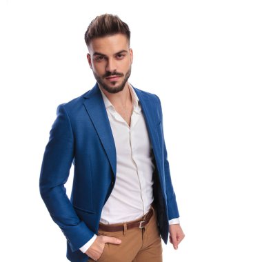 cebinde el ile ayakta takım elbise ciddi adam