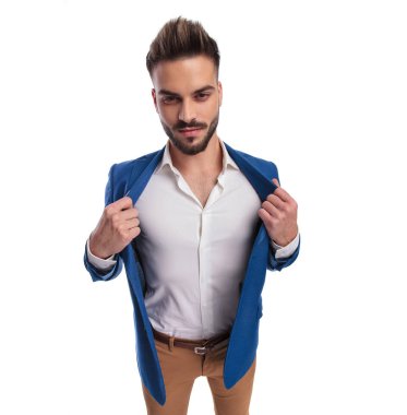 gururlu adam açma veya yaka ile onun salon ceketi kapanış