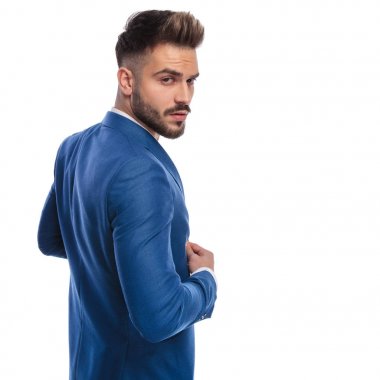 onun lounge ceket düğmeleme serin adam arka yan görünümü
