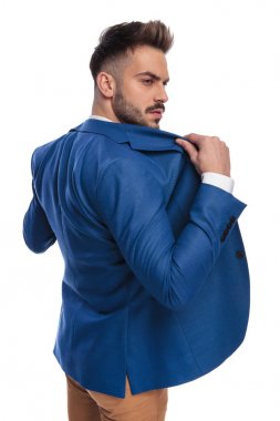 çekici adam kalkış veya onun lounge ceket koyarak