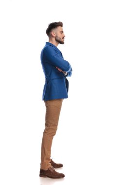 kolları katlanmış sırada duran adamın yan görünümü