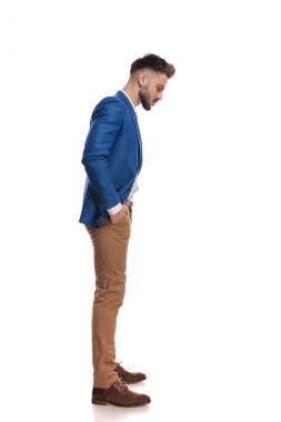 adam cepleri aşağı bakarak elleri ile sırada duran
