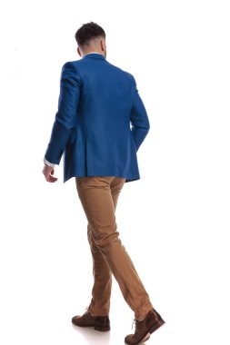 çekici adam adım ve uzağa bakarak geri görünümü