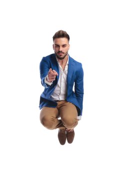 ciddi adam atlama ve kameraya parmak işaret