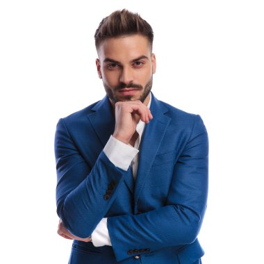 çenede el ile düşünme takım elbiseli model adam