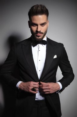 siyah smokin model adam onun takım elbise açma