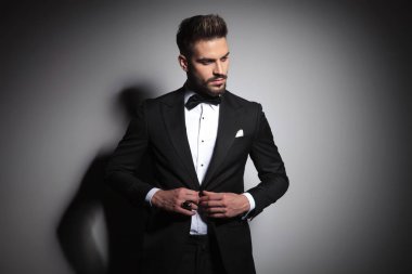 siyah smokin onun takım elbise unbuttoning moda adam
