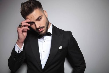 alnında el tutan siyah smokin yakışıklı adam