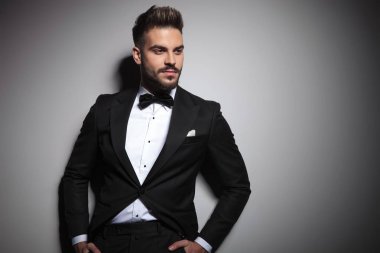 siyah smokin ciddi adam ceplerinde elleri ile ayakta