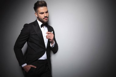 siyah smokin meraklı adam cebinde el tutan
