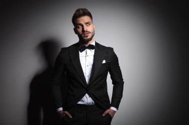 siyah smokin zarif adam ceplerinde el ele tutuşarak ve arı 