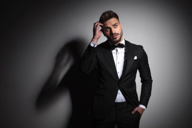 siyah smokin ciddi iş adamı cebinde el tutan ve 