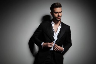 siyah smokin onun takım elbise düğmeleme zarif adam