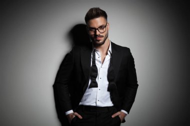 siyah smokin seksi adam cebinde el ele tutuşarak