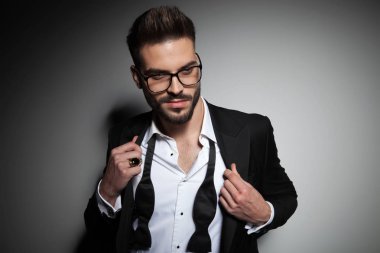 siyah açık smokin seksi genç adam onun takım elbise ayarlama