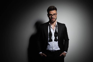 siyah smokin cebinde el ele tutuşan karışık genç adam