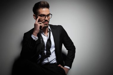 smokin iş adamı cebinde el tutarak ve onun gla sabitleme