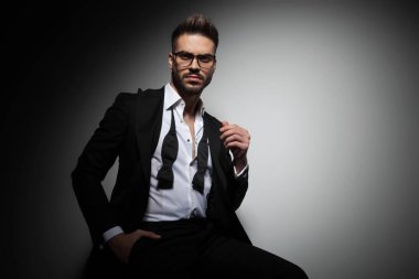 siyah smokin zarif adam cebinde el tutan