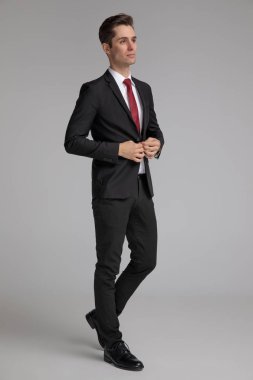 ciddi işadamı aw bakarken onun lounge ceket ilikleme