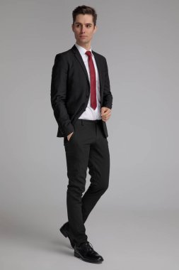moda adam uzakta bakarken cebinde el ile ayakta