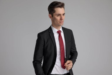 model adam cebinde el ile uzağa bakıyor