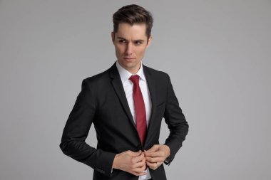 odaklanmış adam uzağa bakarken onun lounge ceket ilik