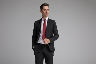 ararken cepte el ile adım rahat adam