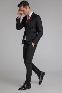 zarif adam alnına el ile aşağı bakıyor