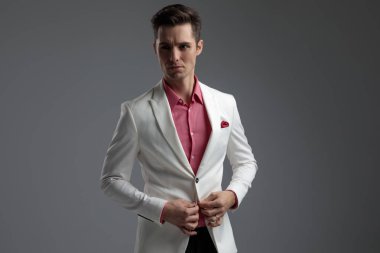 çekici adam onun salon ceketi düğmeleme ve uzağa bakıyor