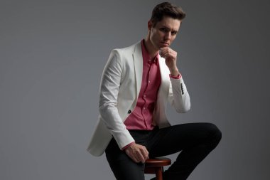 çenede el tutan bir düşünen adamın yan görünümü