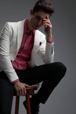 başında el tutarken baş ağrısı olan oturmuş kızgın adam