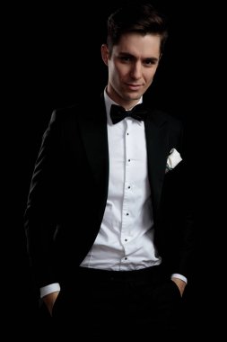 gülüşü ve ceplerinde elleri ile tahrik iş adamı