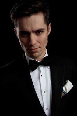 siyah smokin model adam onun bakışı ile tahrik