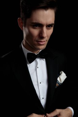 seksi beyefendi uzağa bakarken onun lounge ceket ilik