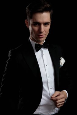 siyah smokin çekici damat onun bakışı ile tahrik