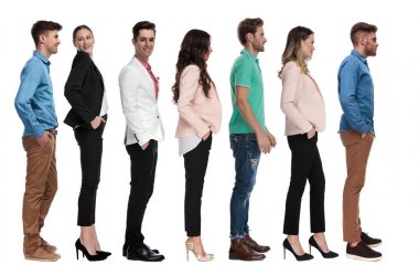 sırada duran gençlerden oluşan bir ekip
