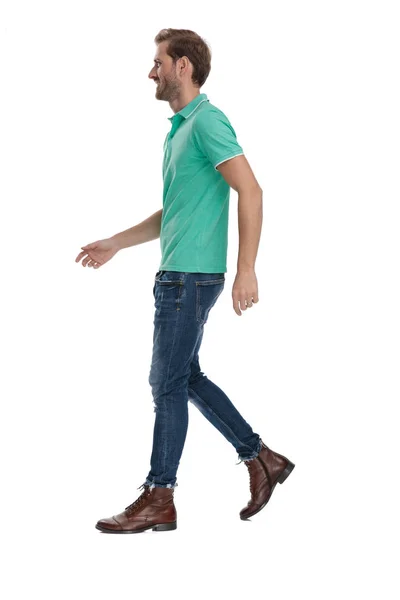Vista lateral de um homem com pressa andando — Fotografia de Stock