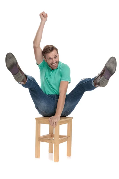 Καθιστός σύγχρονος άνθρωπος που συμπεριφέρεται σαν καουμπόης που καβαλάει μια καρέκλα — Φωτογραφία Αρχείου