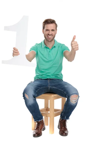 Attraktiver Kerl zeigt Ok-Geste mit Nummer-eins-Zeichen — Stockfoto