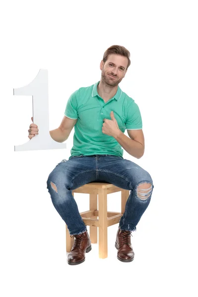 Facet pokazuje OK gest z numerem jeden znak w ręku — Zdjęcie stockowe