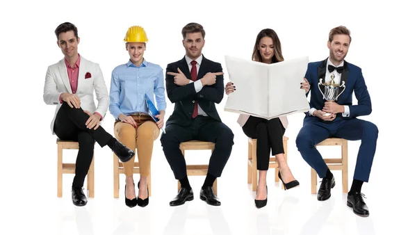 Groep jonge verschillende mensen die wachten op een sollicitatiegesprek — Stockfoto