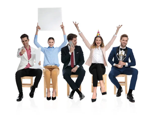 Equipo de jóvenes sentados divirtiéndose juntos — Foto de Stock