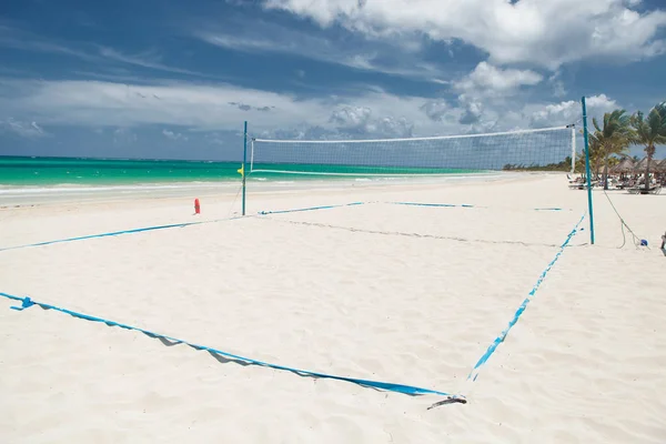 Volley field on the white beaches of cancun — Stock Photo, Image
