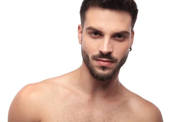 Focalizzato uomo svestito con la barba cercando cool — Foto Stock